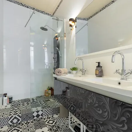 Homestay French Style Modern With Terrace