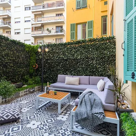 French Style Modern With Terrace Homestay