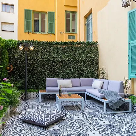 French Style Modern With Terrace Homestay